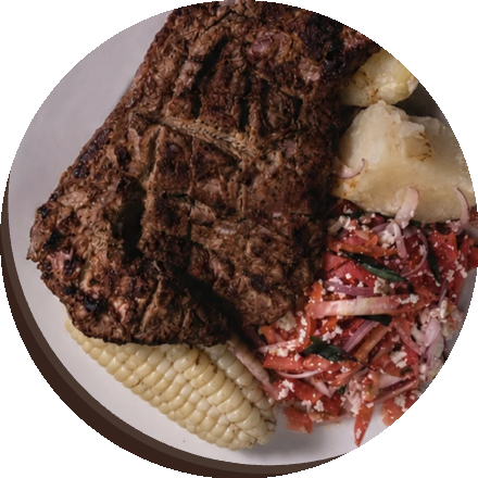 Churrasco con choclo, papa y ensalada valluna